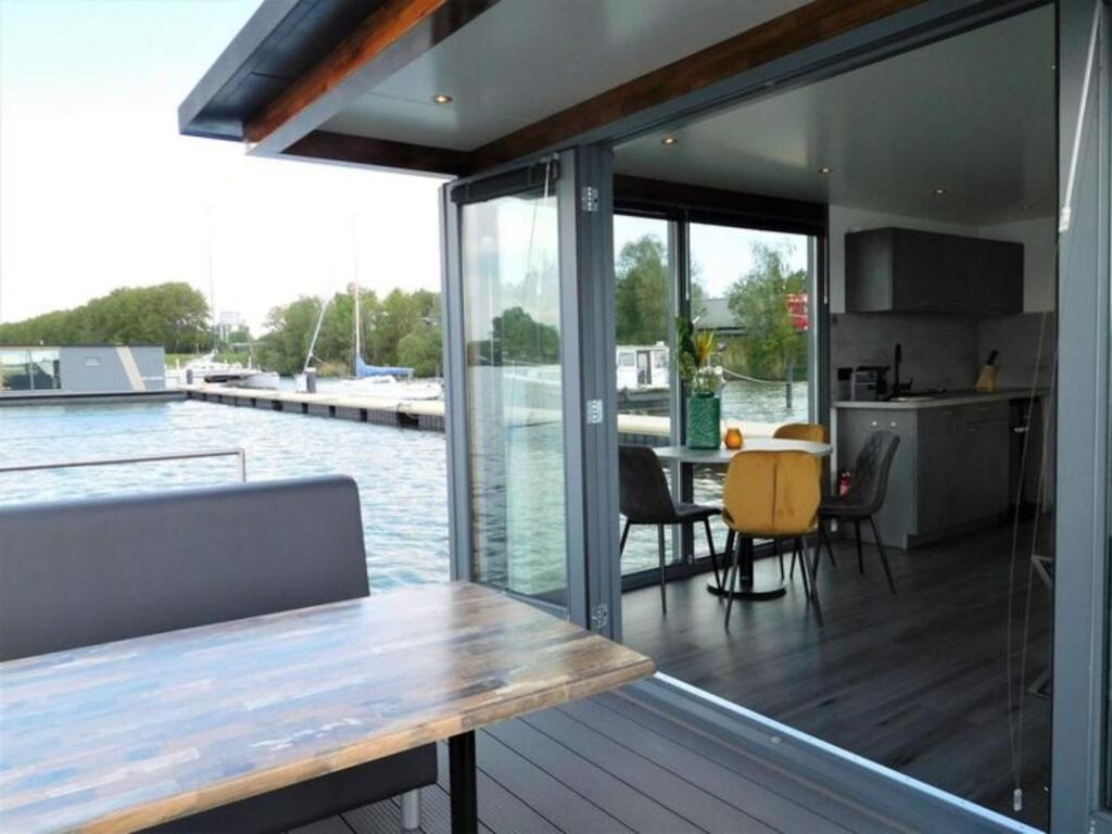 Hotel Beautiful Houseboat In The Harbour Of Volendam Near Centre Exterior foto